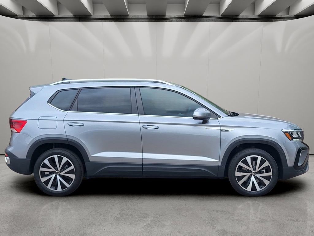 Used 2023 Volkswagen Taos SE w/ Panoramic Sunroof Package FWD image 4