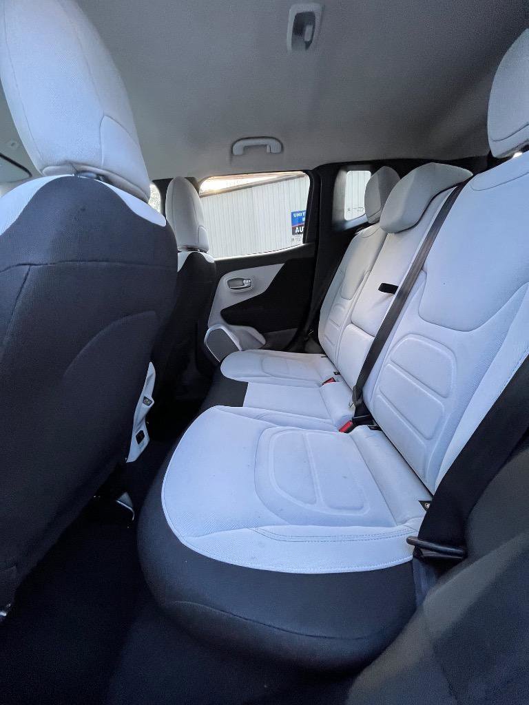 Used 2019 Jeep Renegade Latitude w/ Popular Equipment Group FWD image 30
