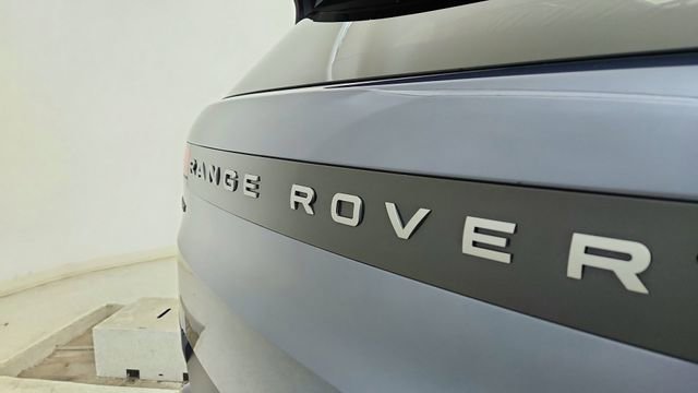 Used 2025 Land Rover Range Rover Sport SE image 18