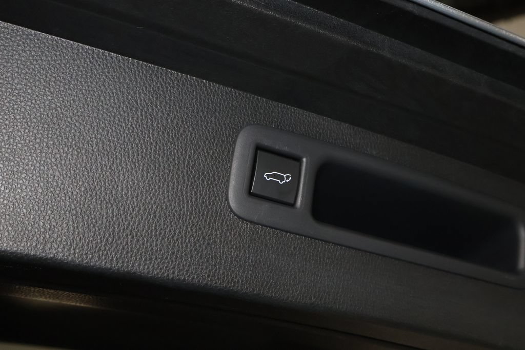 Used 2021 Toyota Highlander XLE AWD/4WD image 18