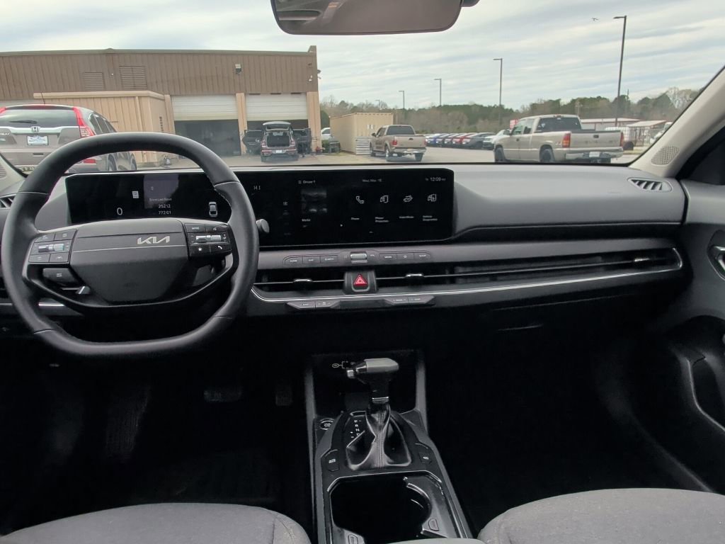 Used 2025 Kia K4 EX image 36