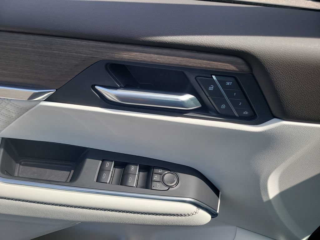 Used 2025 GMC Acadia Denali w/ LPO, Floor Liner Package FWD image 18
