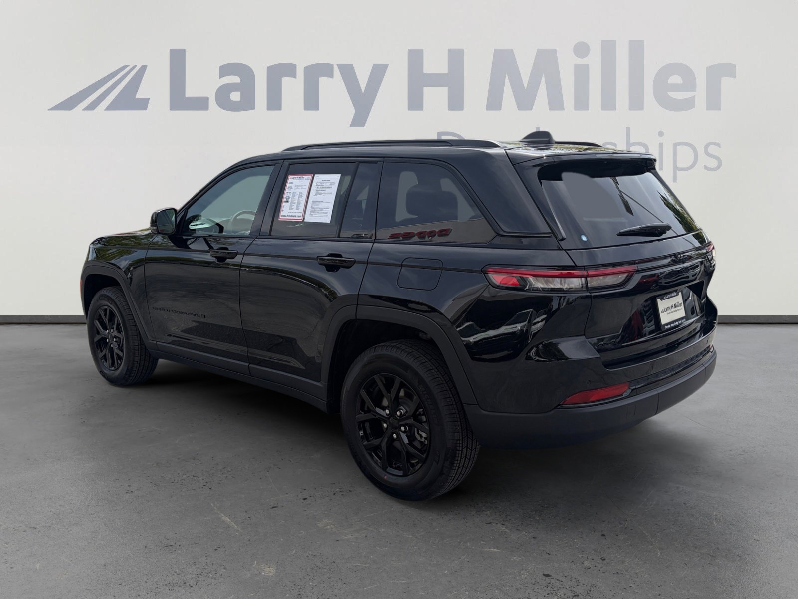 Used 2025 Jeep Grand Cherokee Altitude image 3