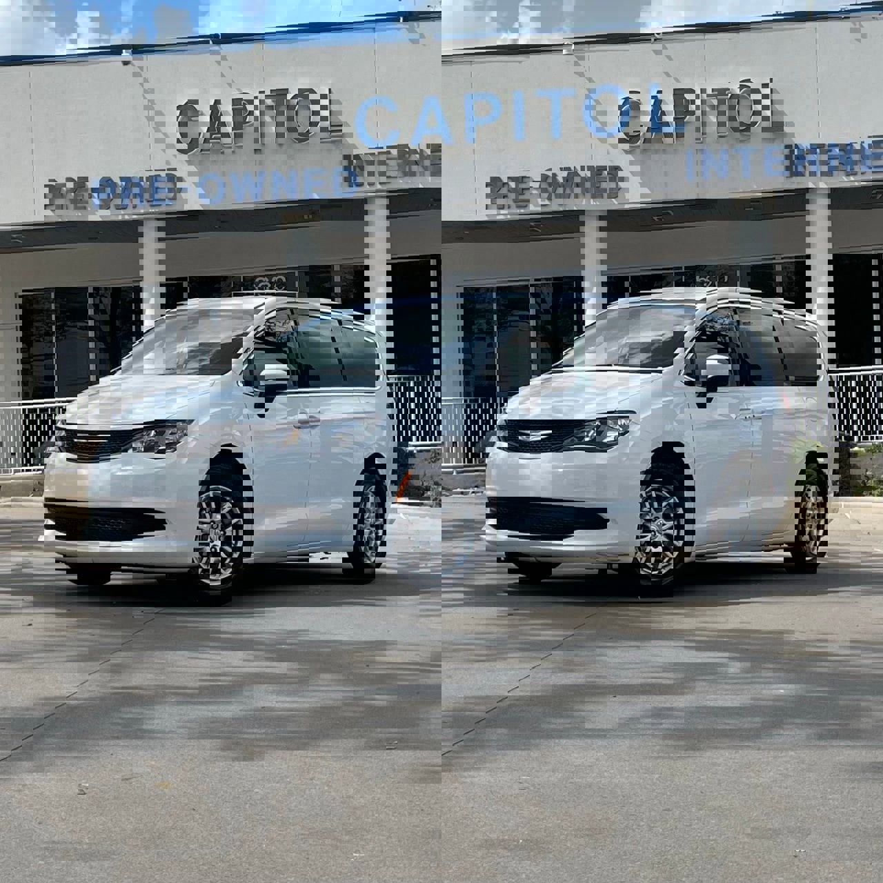 Used 2023 Chrysler Voyager LX image 1