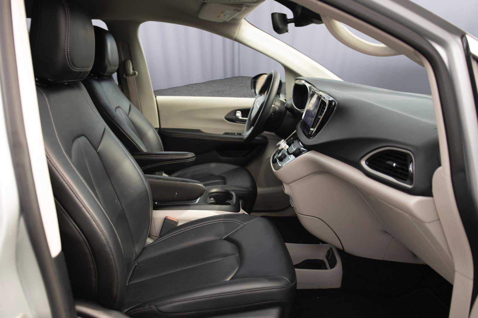 Used 2024 Chrysler Pacifica Touring-L image 21