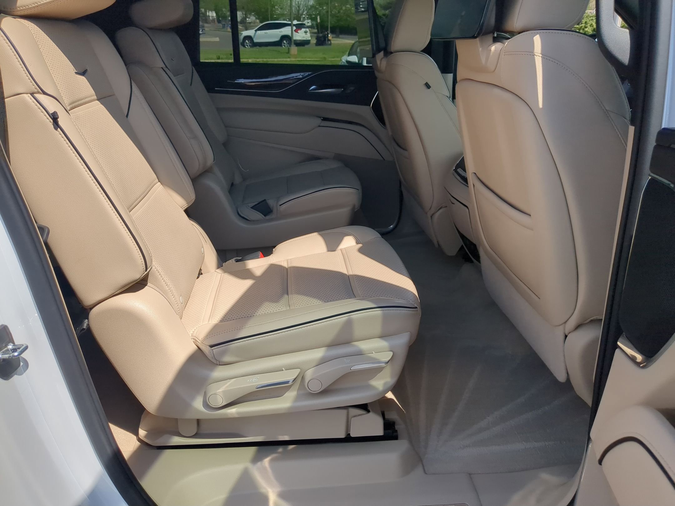Certified 2023 Cadillac Escalade ESV Premium Luxury w/ LPO, Radiant Package AWD/4WD image 27