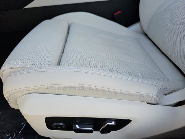 Used 2024 BMW 540i xDrive w/ Premium Package image 30