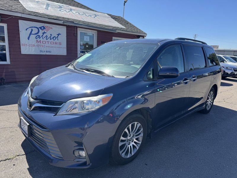 Used 2020 Toyota Sienna XLE w/ XLE Navigation Package FWD image 2