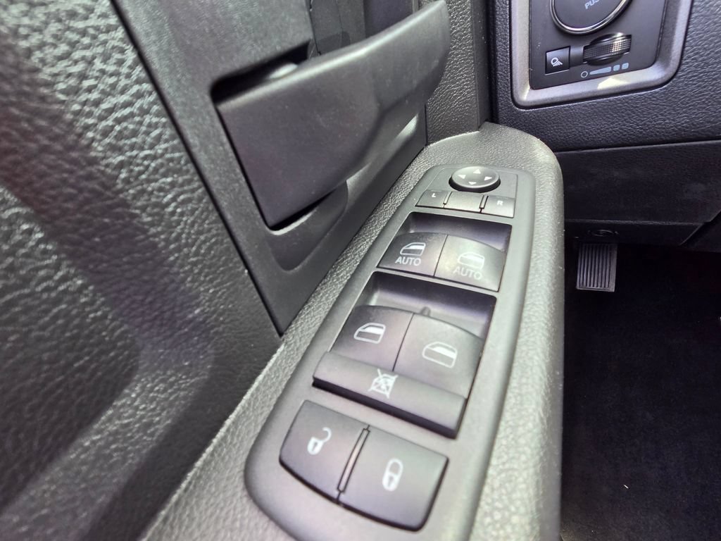 Used 2018 RAM 1500 Express AWD/4WD image 30
