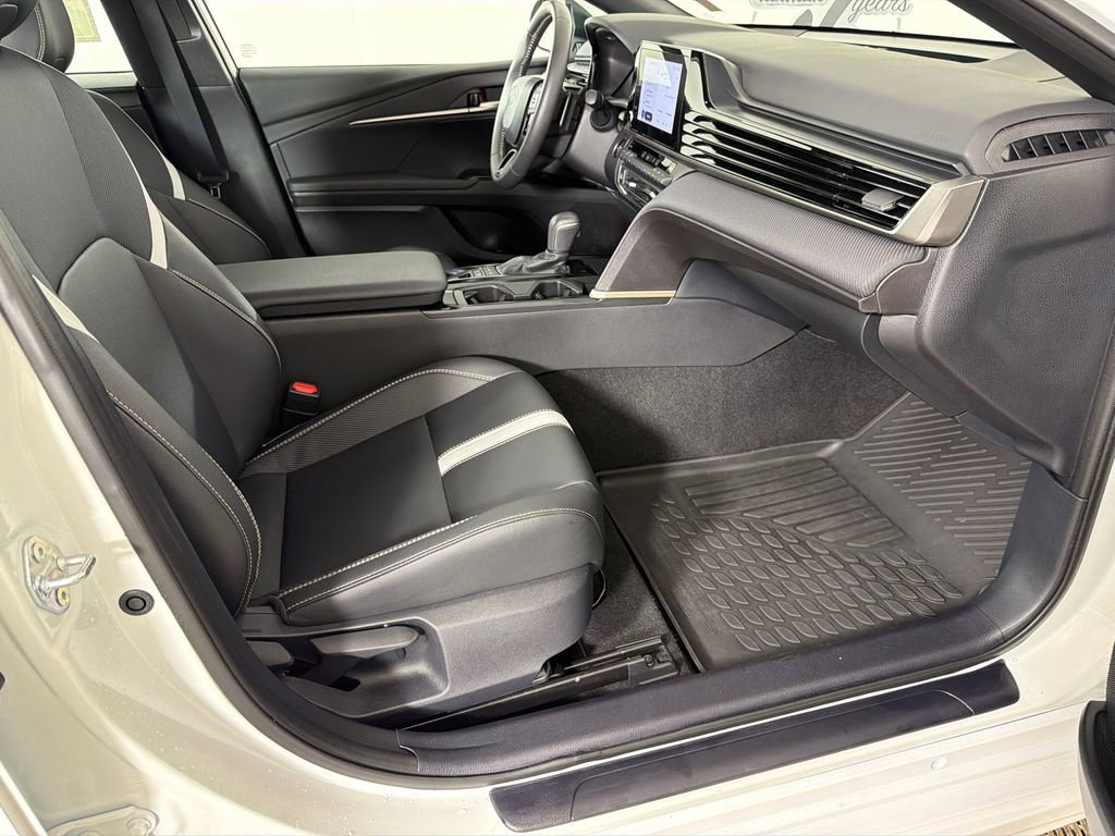 Used 2025 Toyota Camry SE w/ Convenience Package image 13
