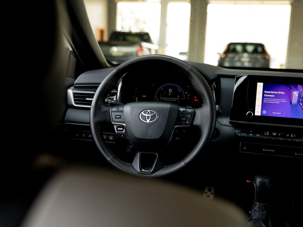 Used 2025 Toyota Camry SE w/ Convenience Package AWD/4WD image 13