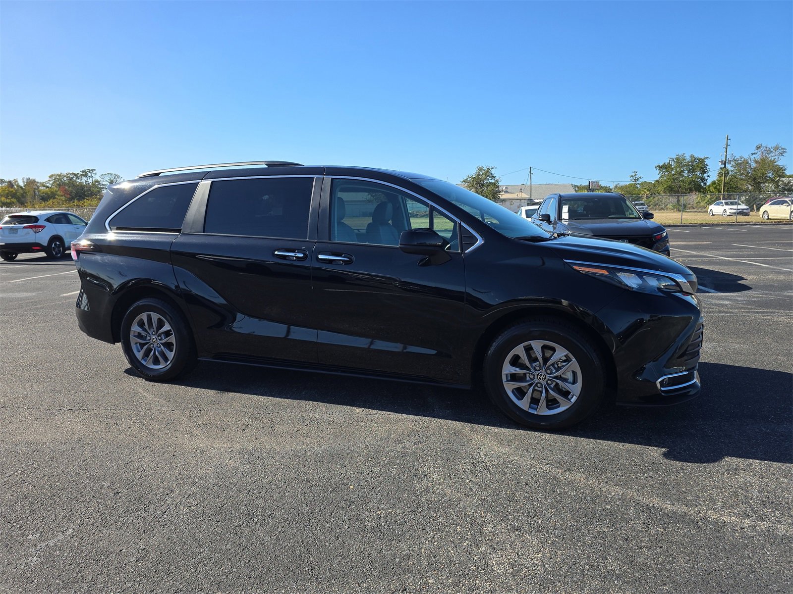 Used 2024 Toyota Sienna XLE image 2
