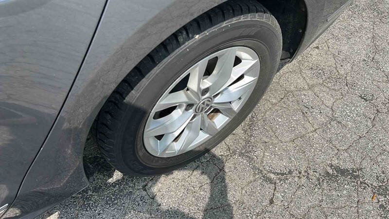 Used 2017 Volkswagen Passat 1.8T S image 9