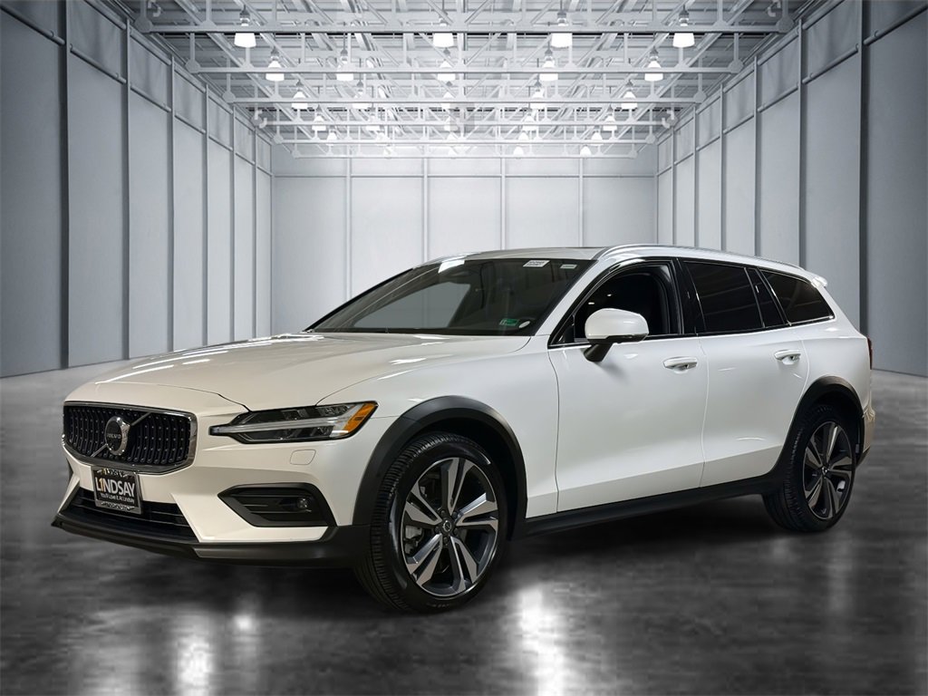Used 2025 Volvo V60 B5 Cross Country Plus image 1