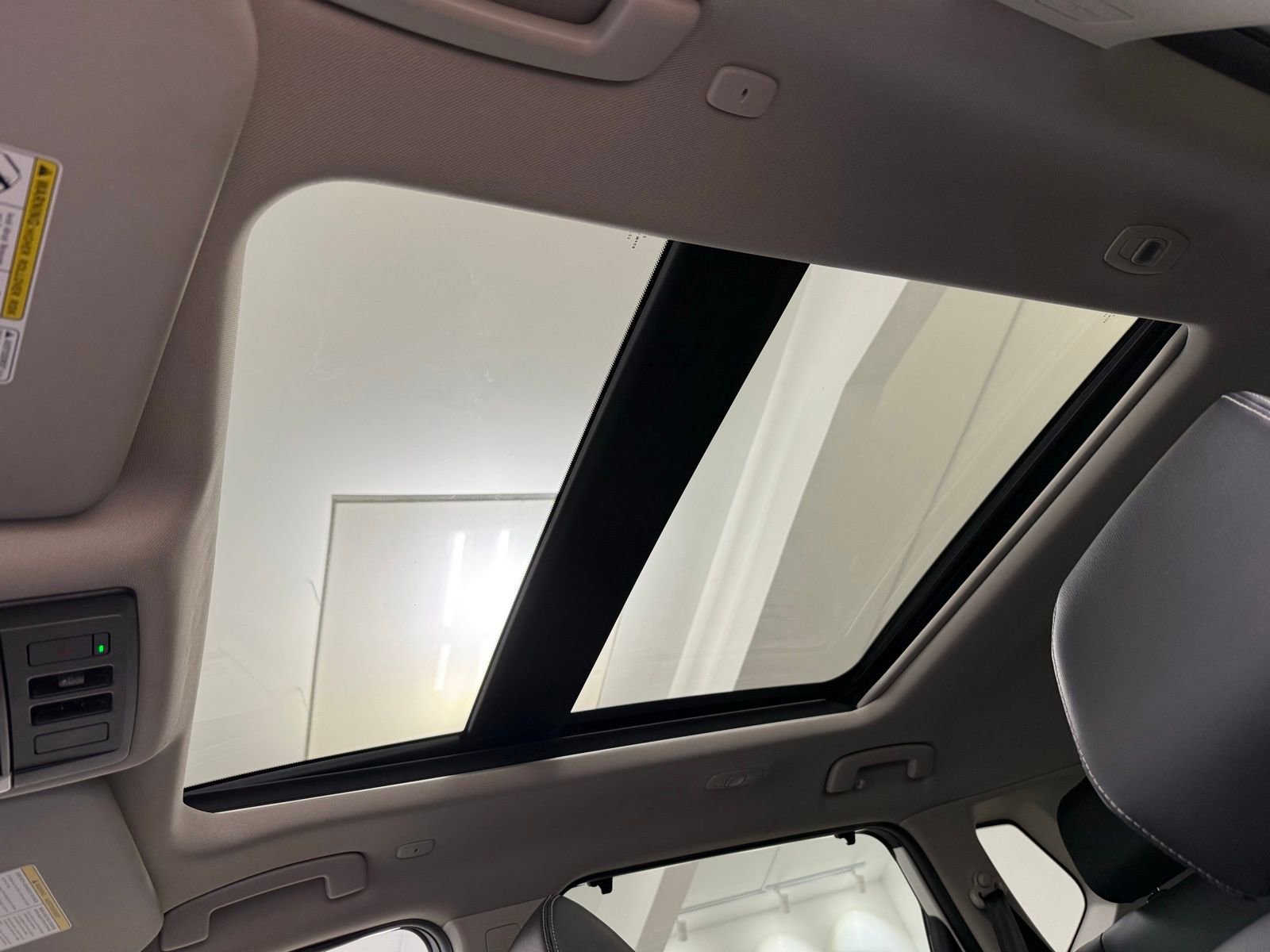 Used 2022 Nissan Rogue SL w/ SL Premium Package image 17