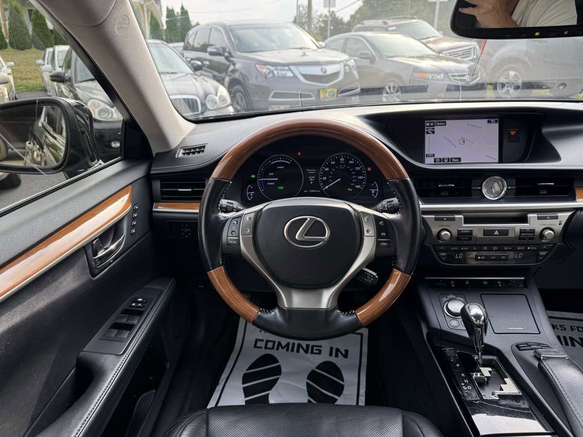 Used 2015 Lexus ES 300h image 14