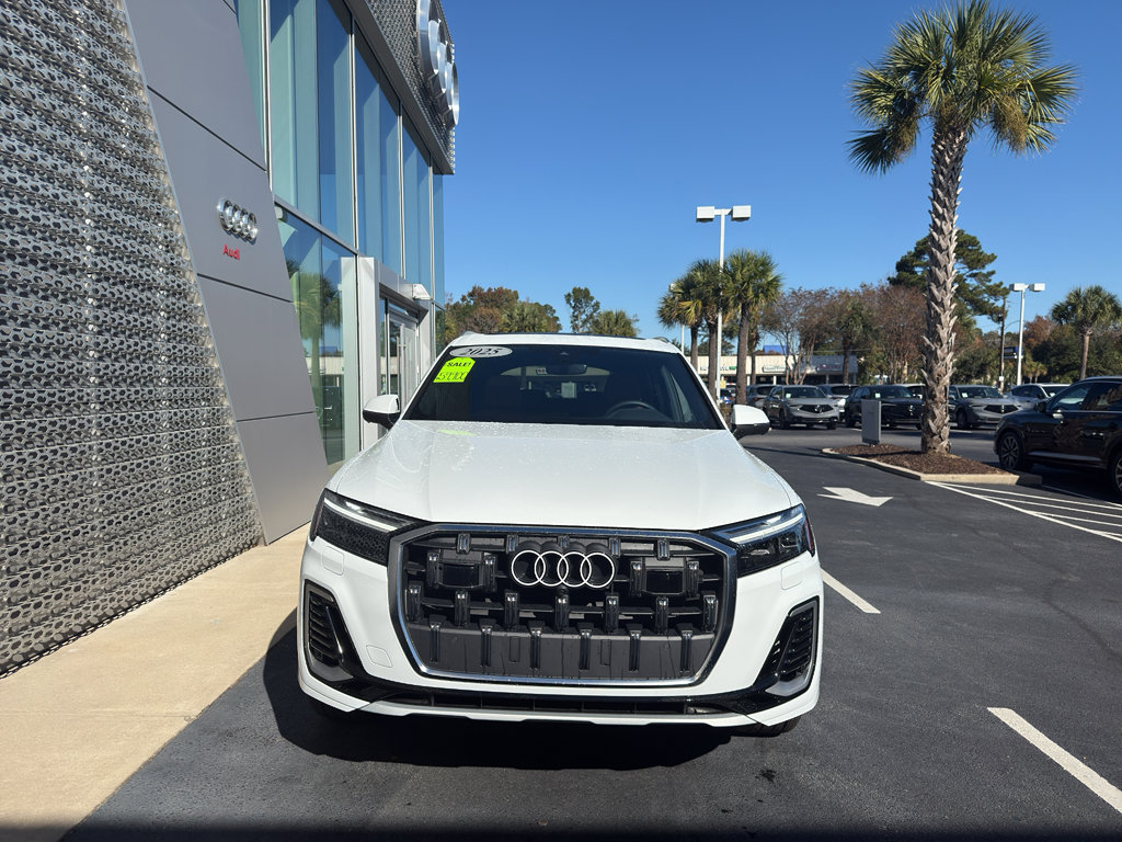 Used 2025 Audi Q7 Premium w/ Convenience Package image 2