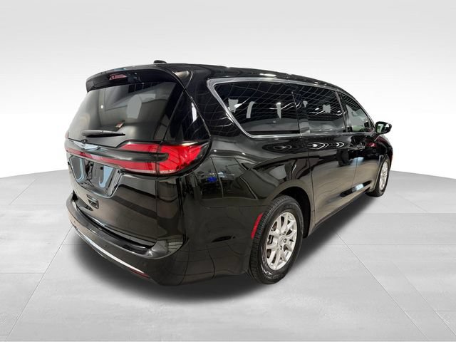 Used 2025 Chrysler Pacifica Select FWD image 5