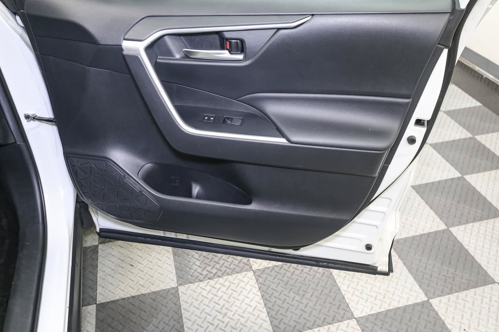 Used 2020 Toyota RAV4 XLE AWD/4WD image 18