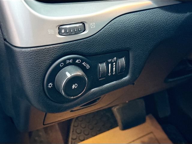 Used 2017 Jeep Cherokee Trailhawk w/ Cold Weather Group AWD/4WD image 8