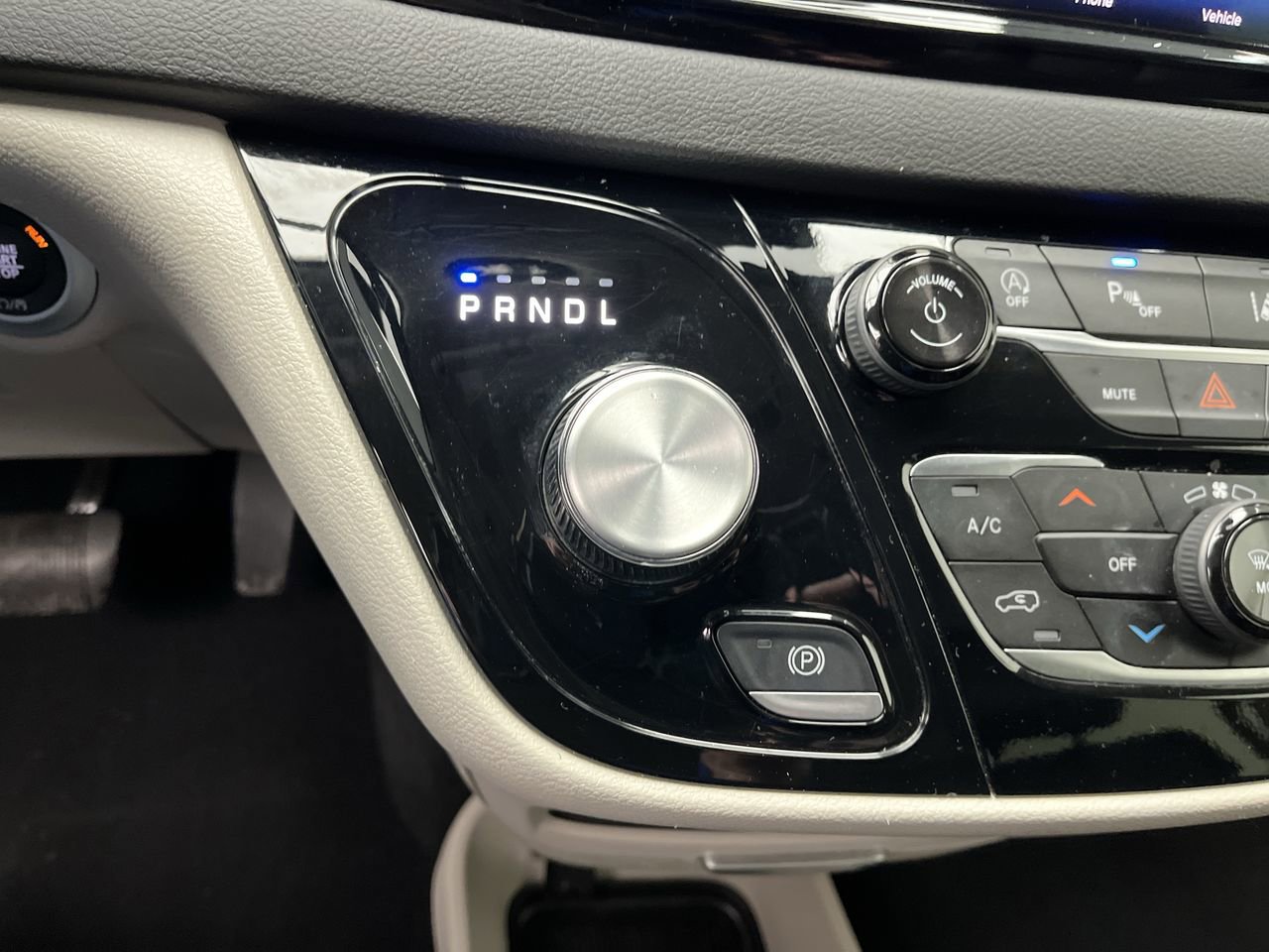Used 2024 Chrysler Pacifica Touring-L FWD image 25