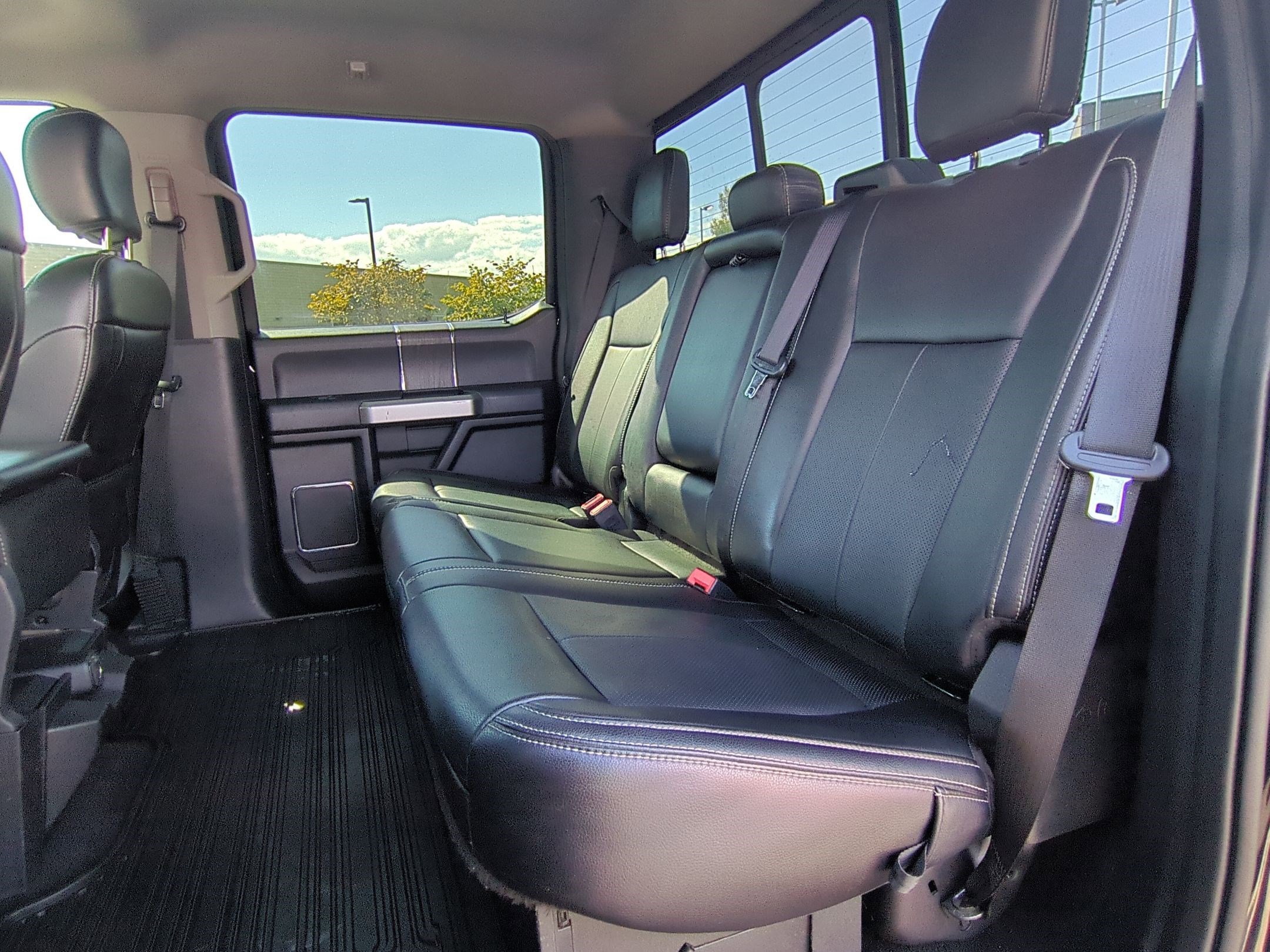 Used 2020 Ford F350 Lariat w/ Chrome Package image 28