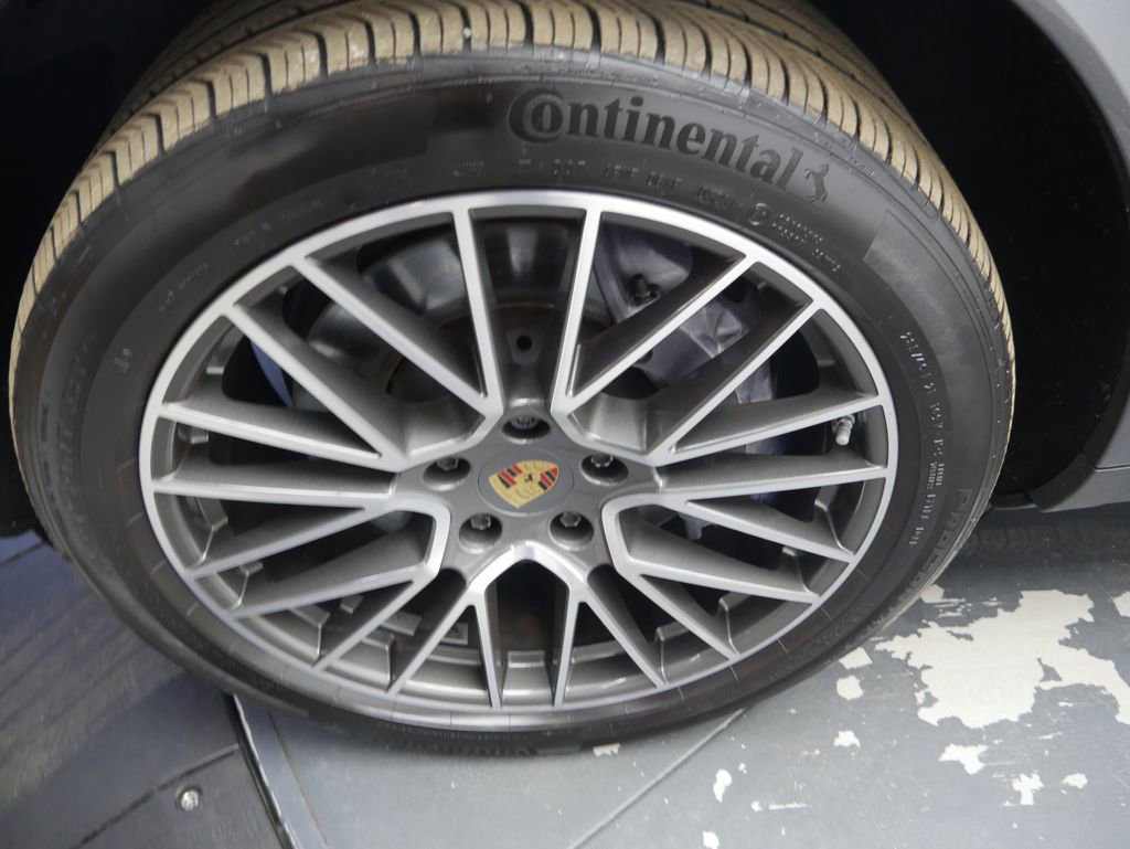 Certified 2023 Porsche Cayenne AWD/4WD image 13