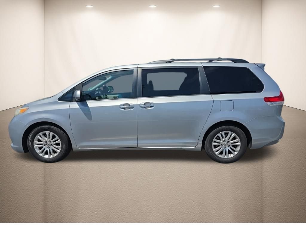 Used 2012 Toyota Sienna XLE w/ XLE Navigation Pkg image 6
