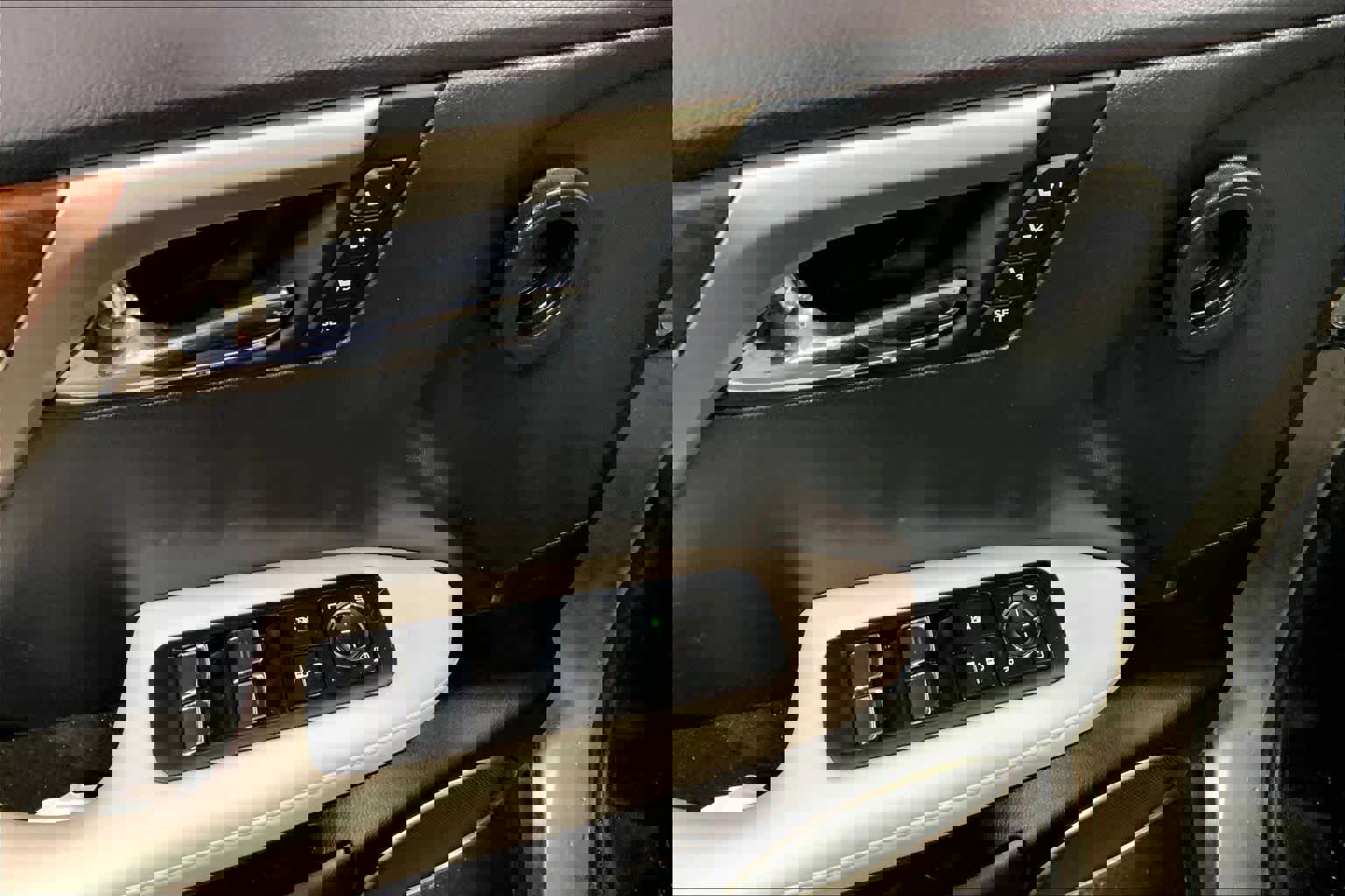 Used 2020 Lexus RX 350L Premium w/ Premium Package image 35