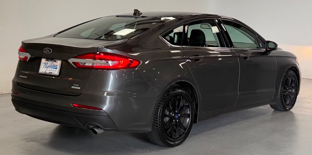 Used 2019 Ford Fusion SE FWD image 3