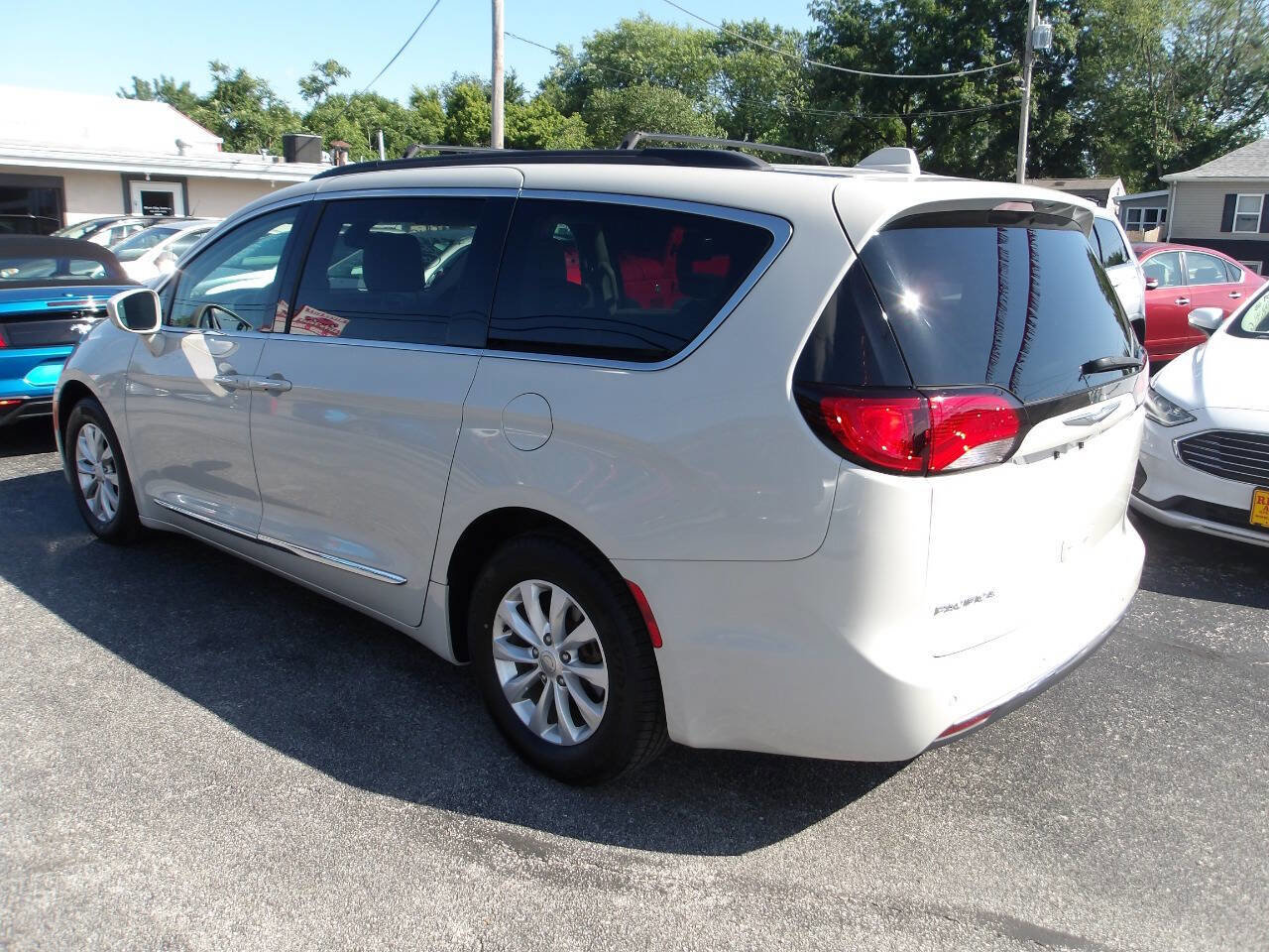 Used 2017 Chrysler Pacifica Touring-L FWD image 4