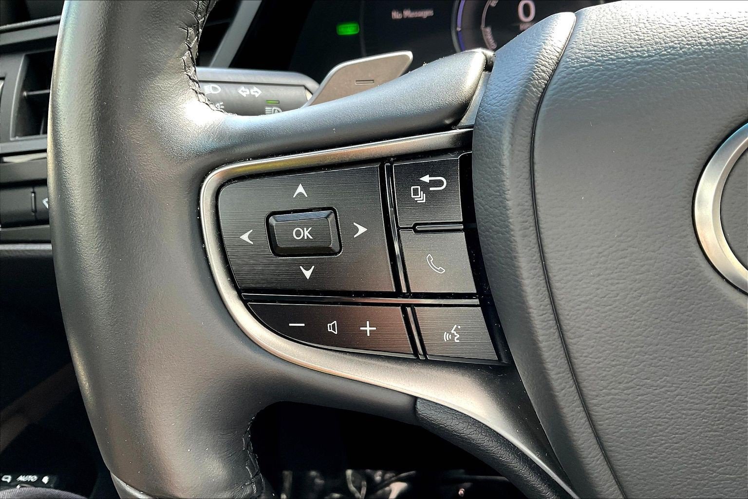 Used 2022 Lexus ES 300h w/ Accessory Package FWD image 11