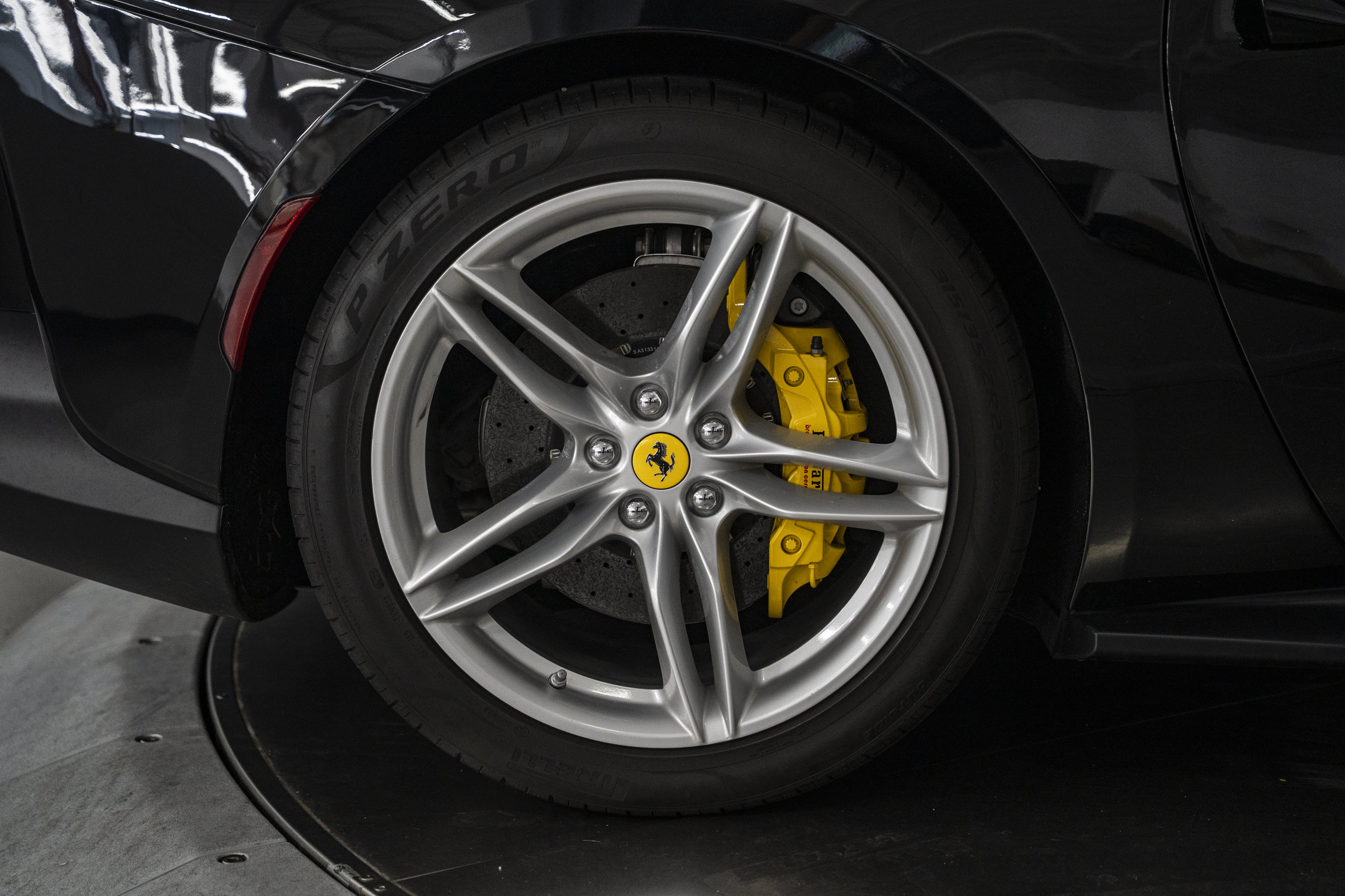 Used 2019 Ferrari 812 Superfast RWD image 15