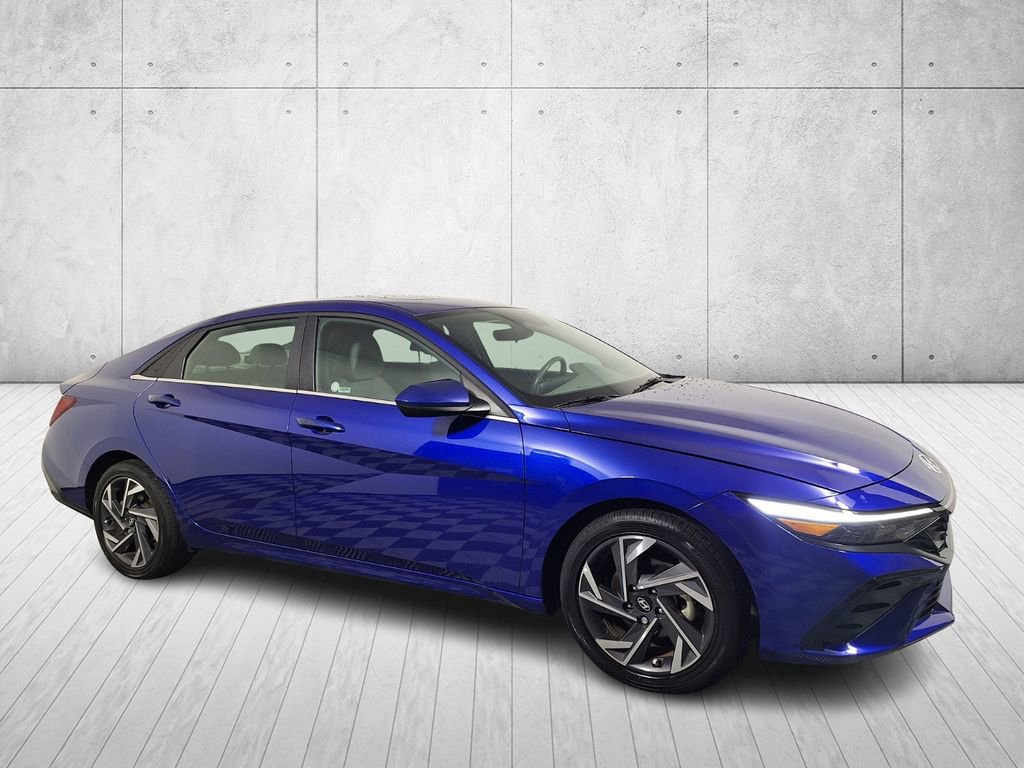 Used 2025 Hyundai Elantra SEL FWD image 3