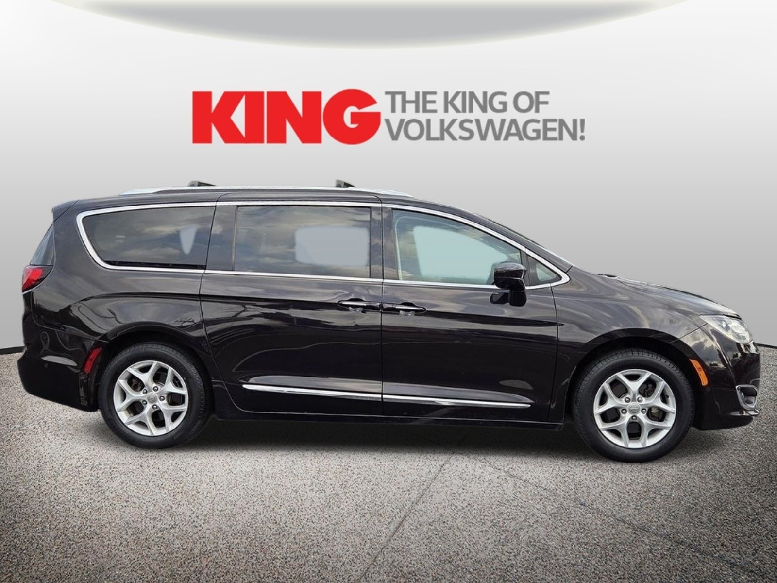 Used 2017 Chrysler Pacifica Touring-L Plus w/ Advanced Safetytec Group FWD image 2