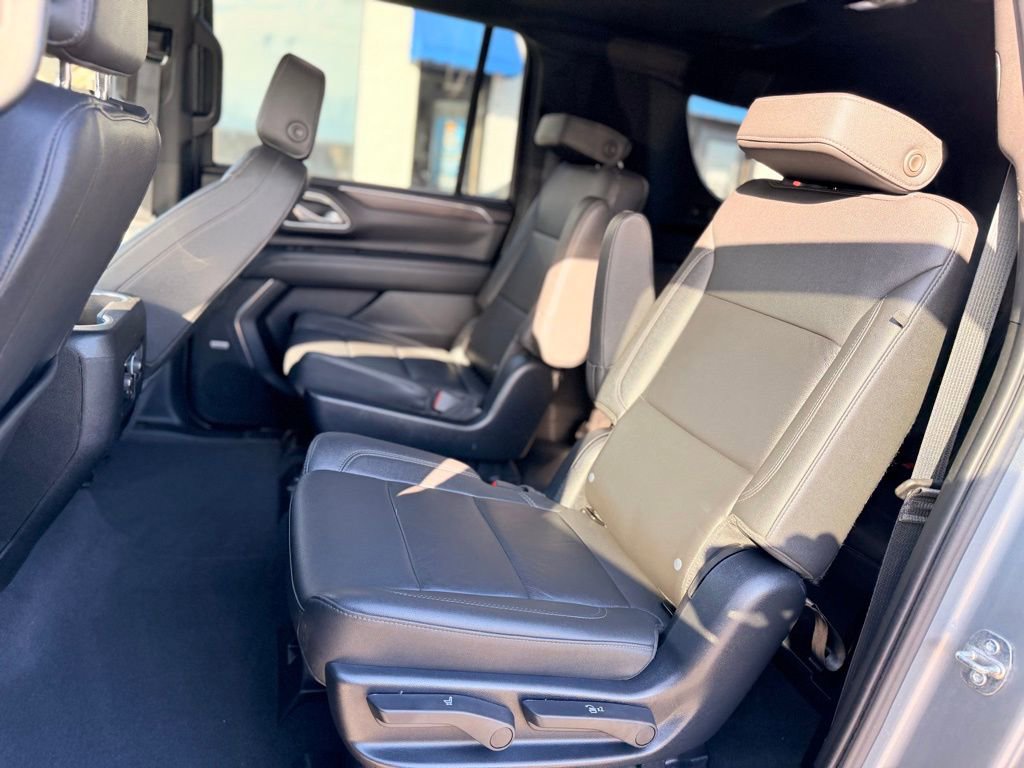 Used 2023 Chevrolet Suburban Z71 w/ Luxury Package image 16