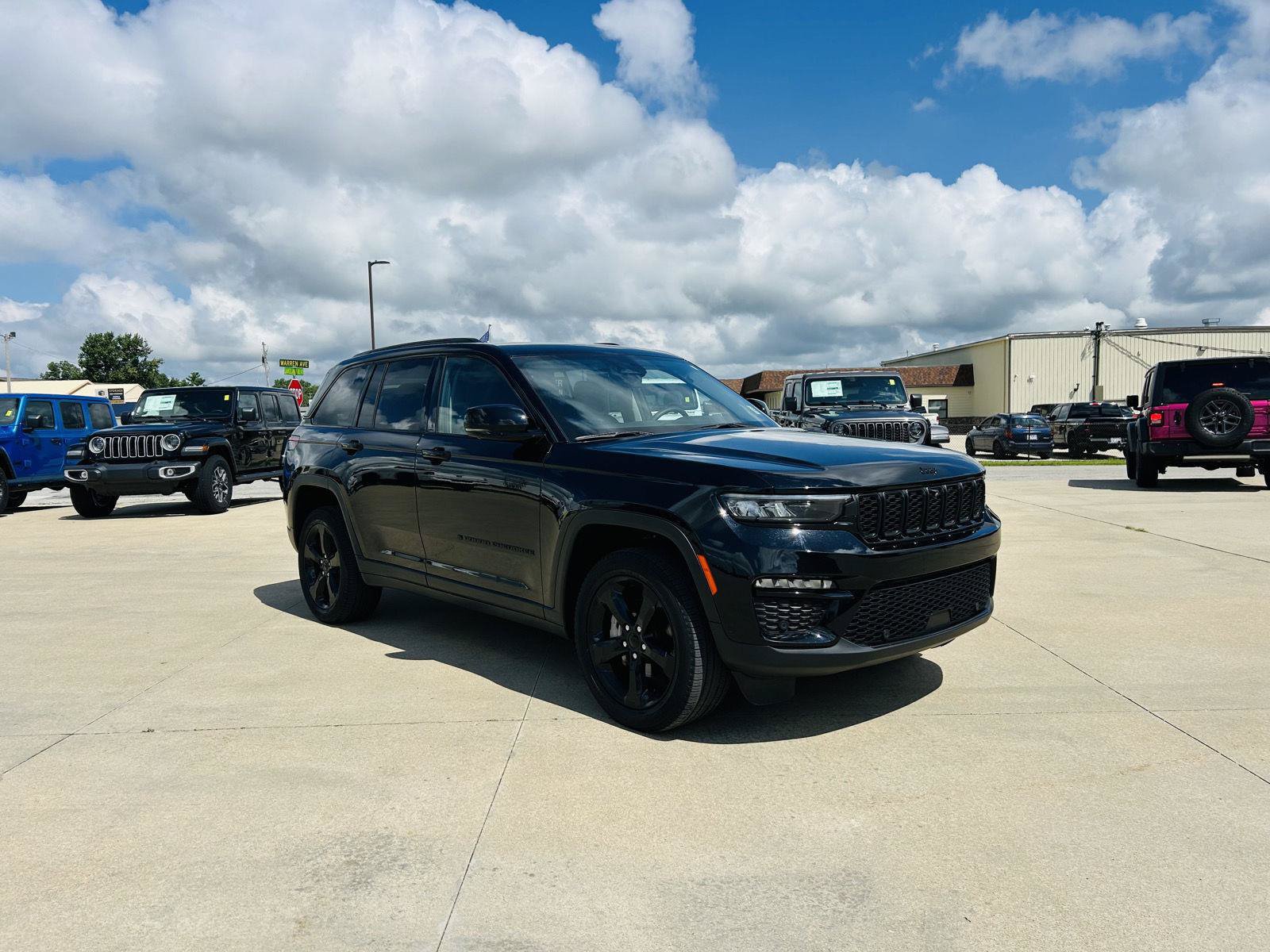 Used 2023 Jeep Grand Cherokee Limited w/ Luxury Tech Group II AWD/4WD image 48