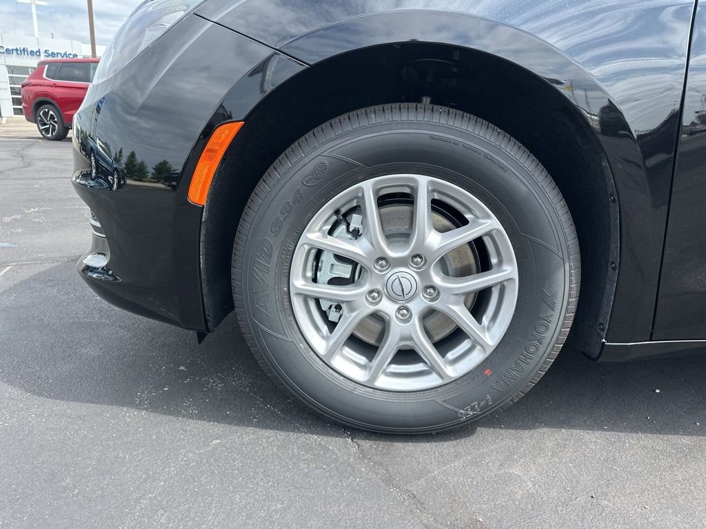 New 2026 Chrysler Voyager LX image 18