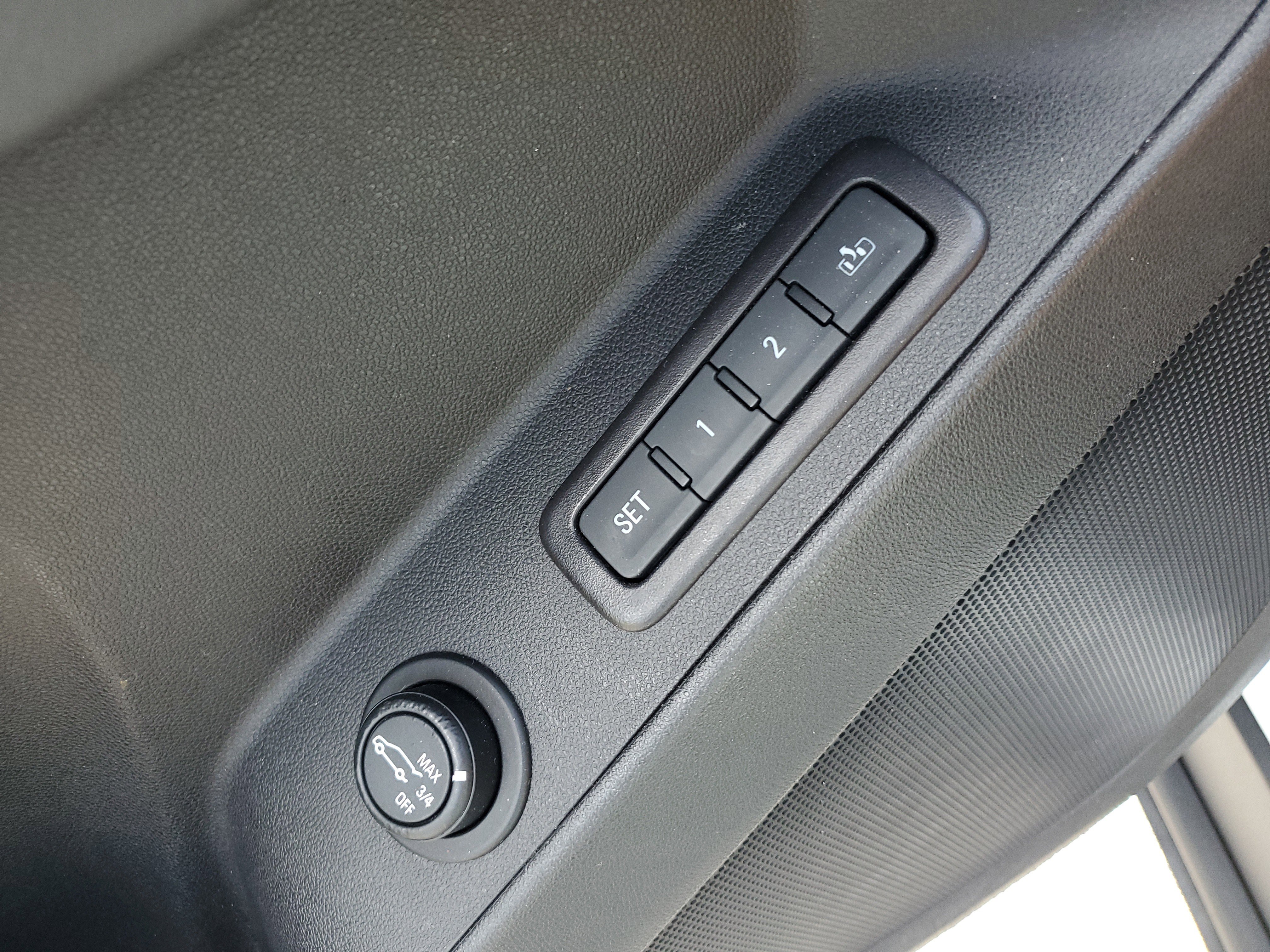 Used 2018 Chevrolet Equinox Premier FWD image 17