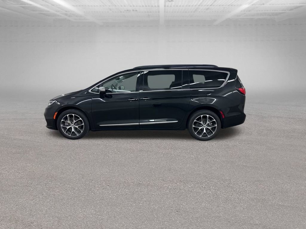 Used 2022 Chrysler Pacifica Limited w/ Uconnect Theater Family Group image 8