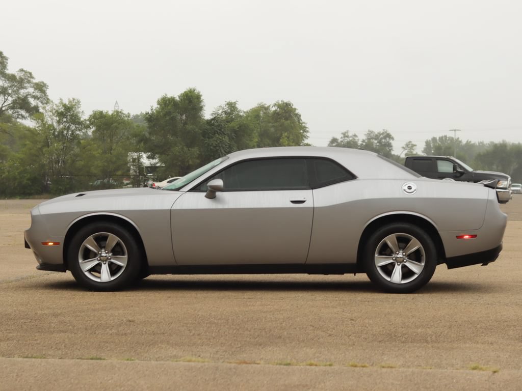 Used 2016 Dodge Challenger SXT RWD image 4