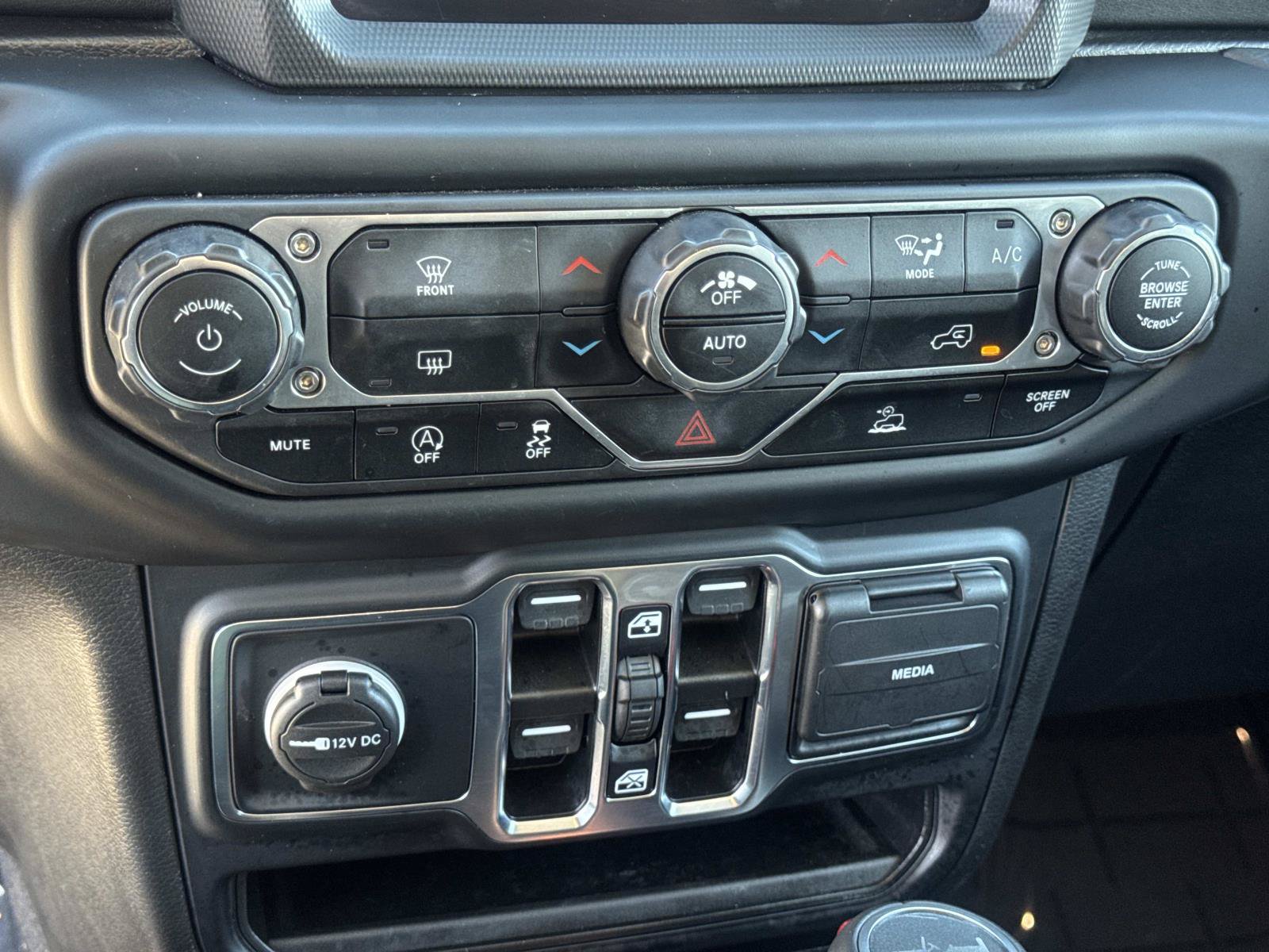 Used 2023 Jeep Wrangler Unlimited Sahara w/ LED Lighting Group AWD/4WD image 17