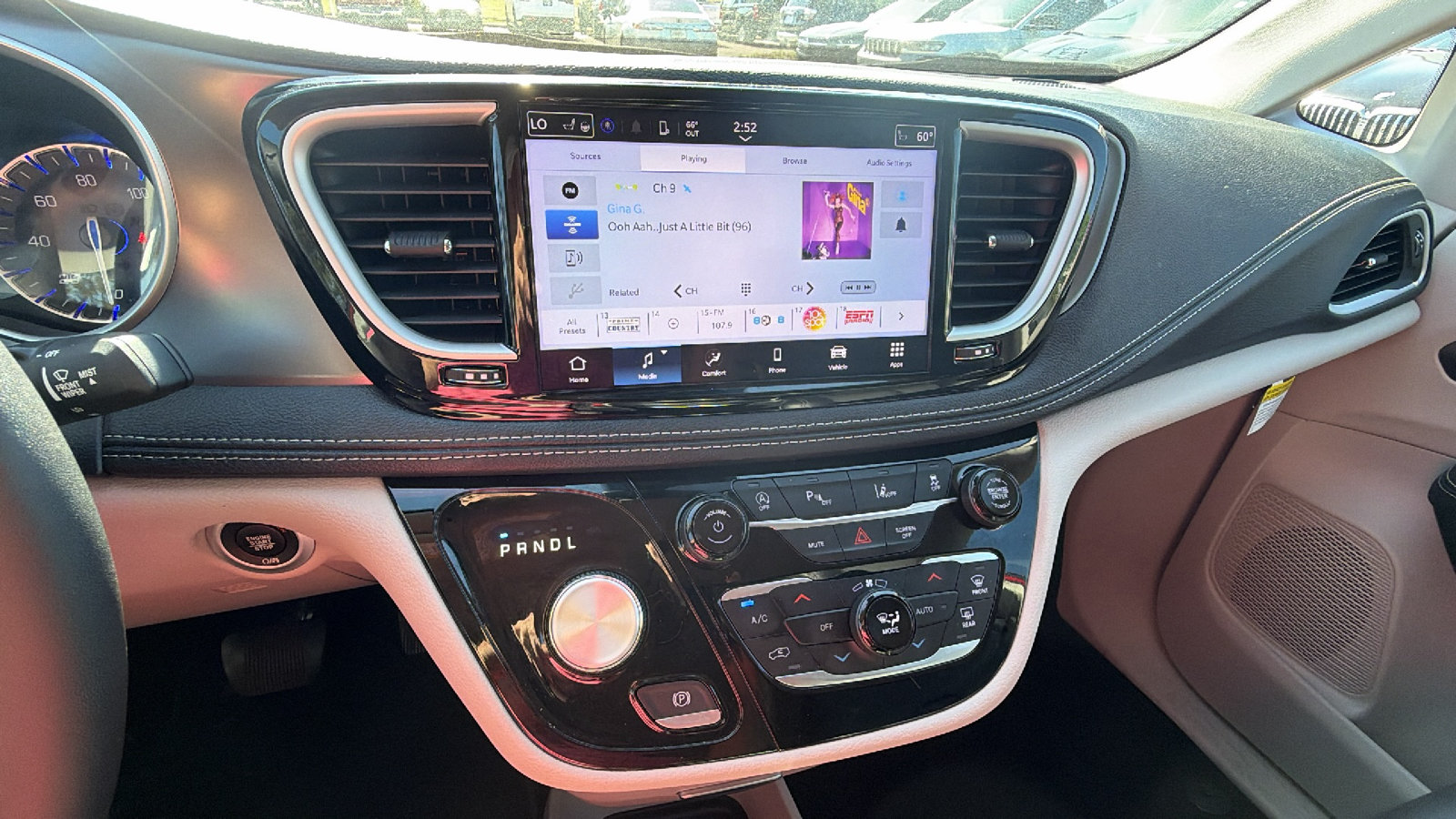 Certified 2024 Chrysler Pacifica Touring-L FWD image 32