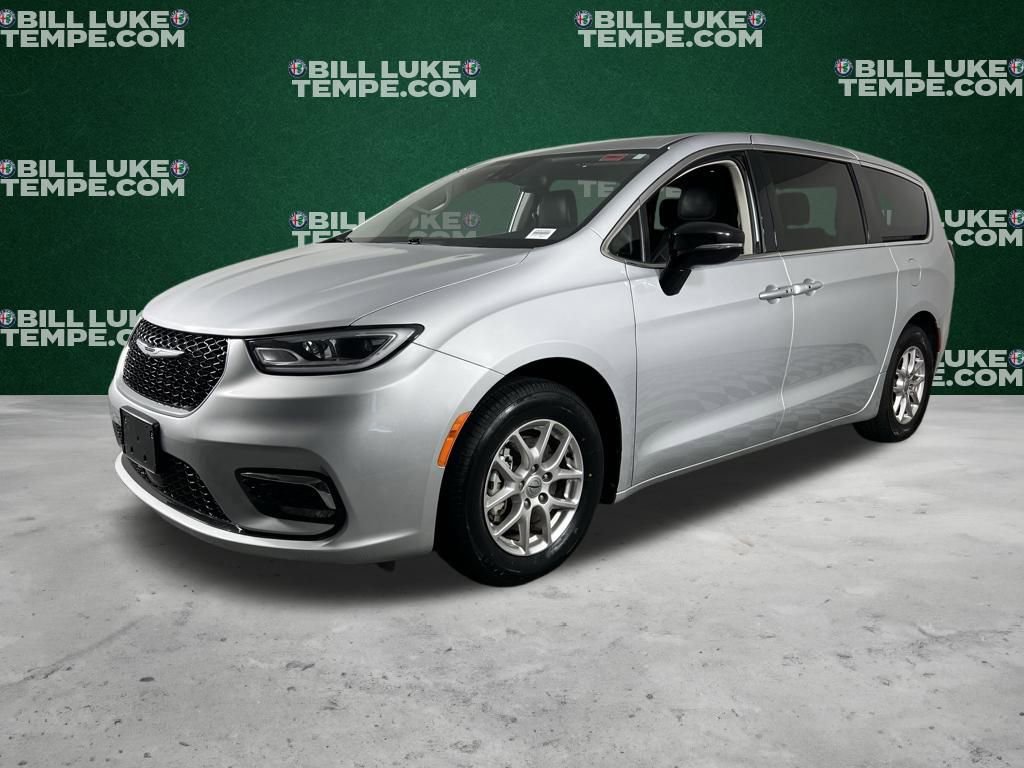 Used 2024 Chrysler Pacifica Touring-L image 4