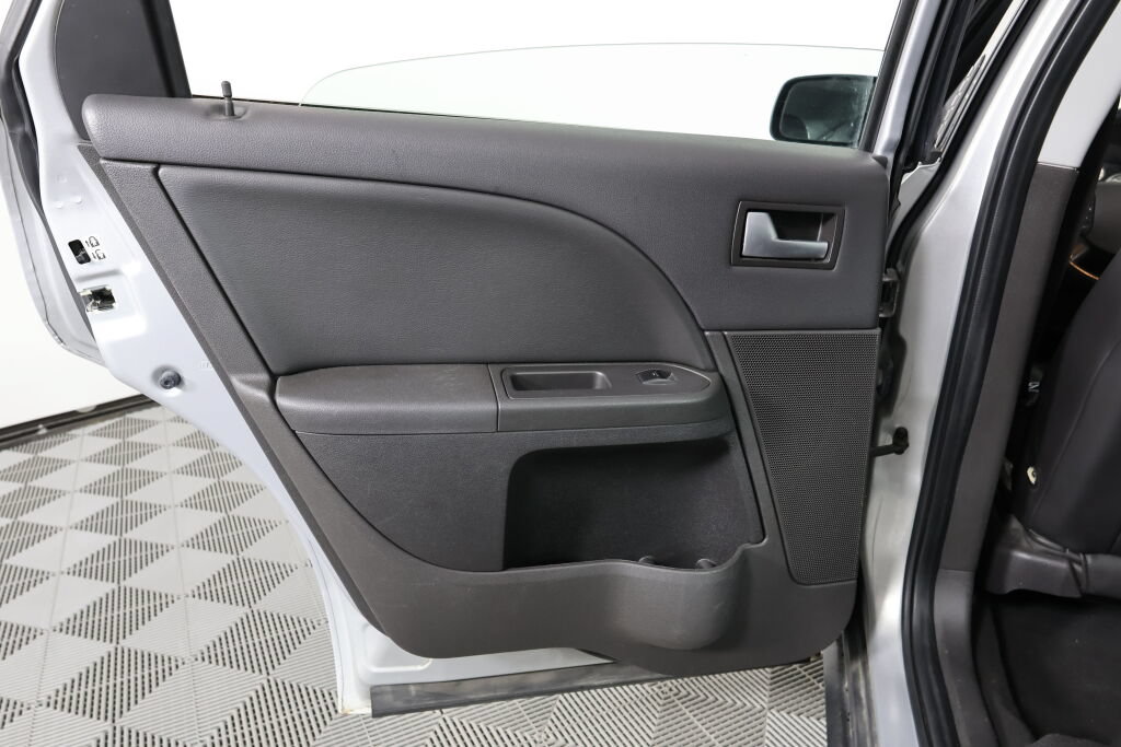 Used 2005 Ford Five Hundred Limited AWD/4WD image 16