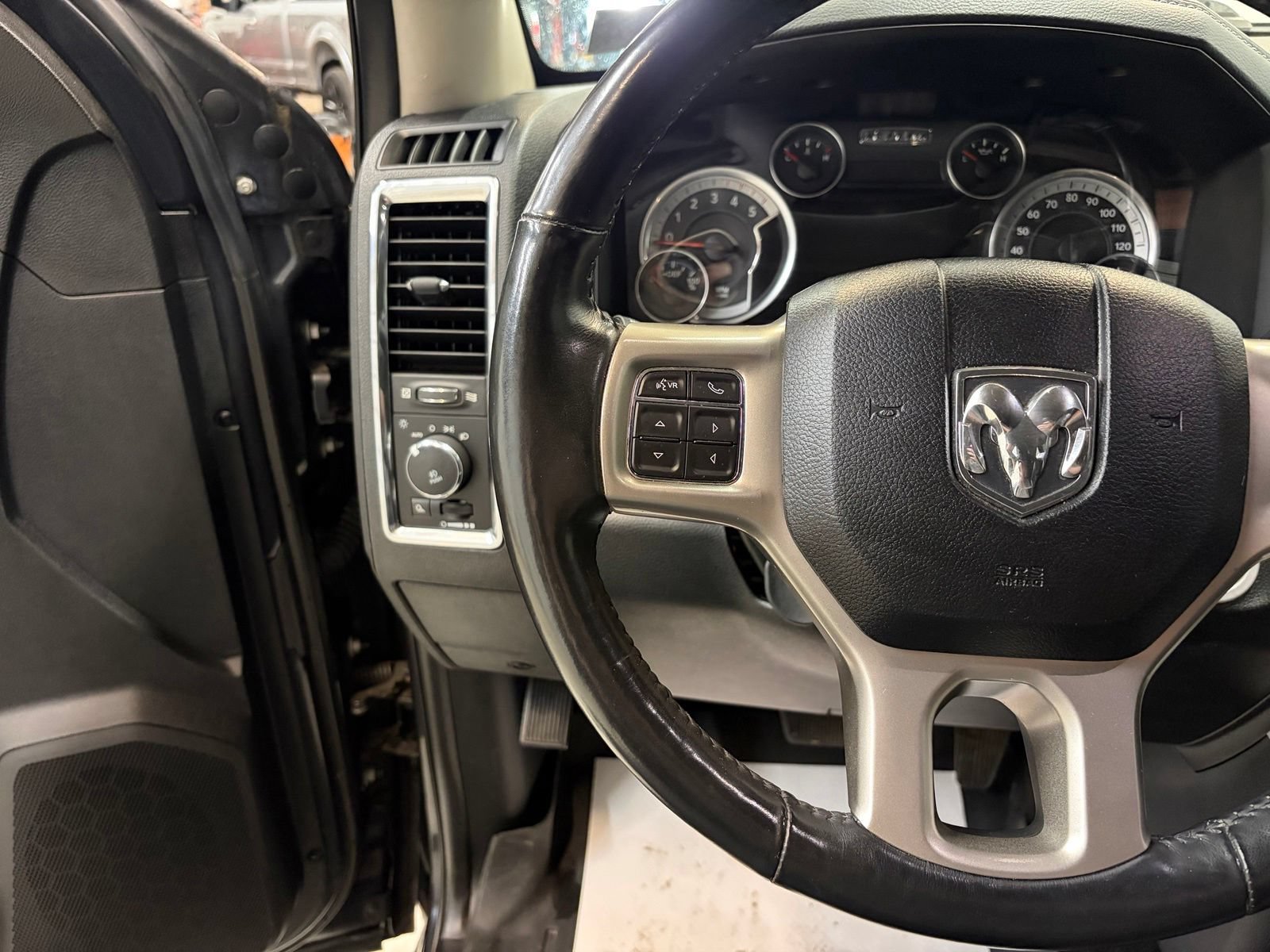 Used 2017 RAM 3500 Laramie AWD/4WD image 15