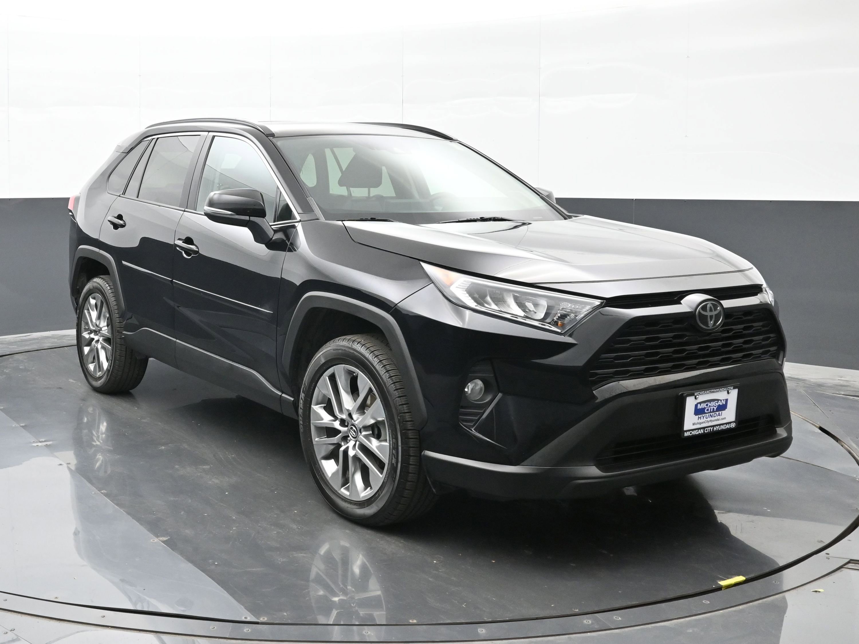 Used 2019 Toyota RAV4 XLE Premium image 2