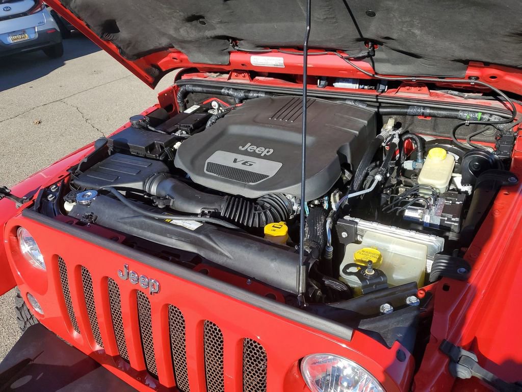 Used 2015 Jeep Wrangler Unlimited Sahara w/ Connectivity Group image 29