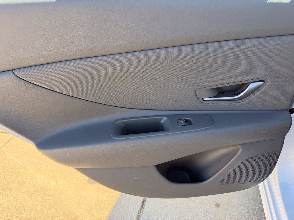Used 2025 Hyundai Elantra SEL FWD image 13