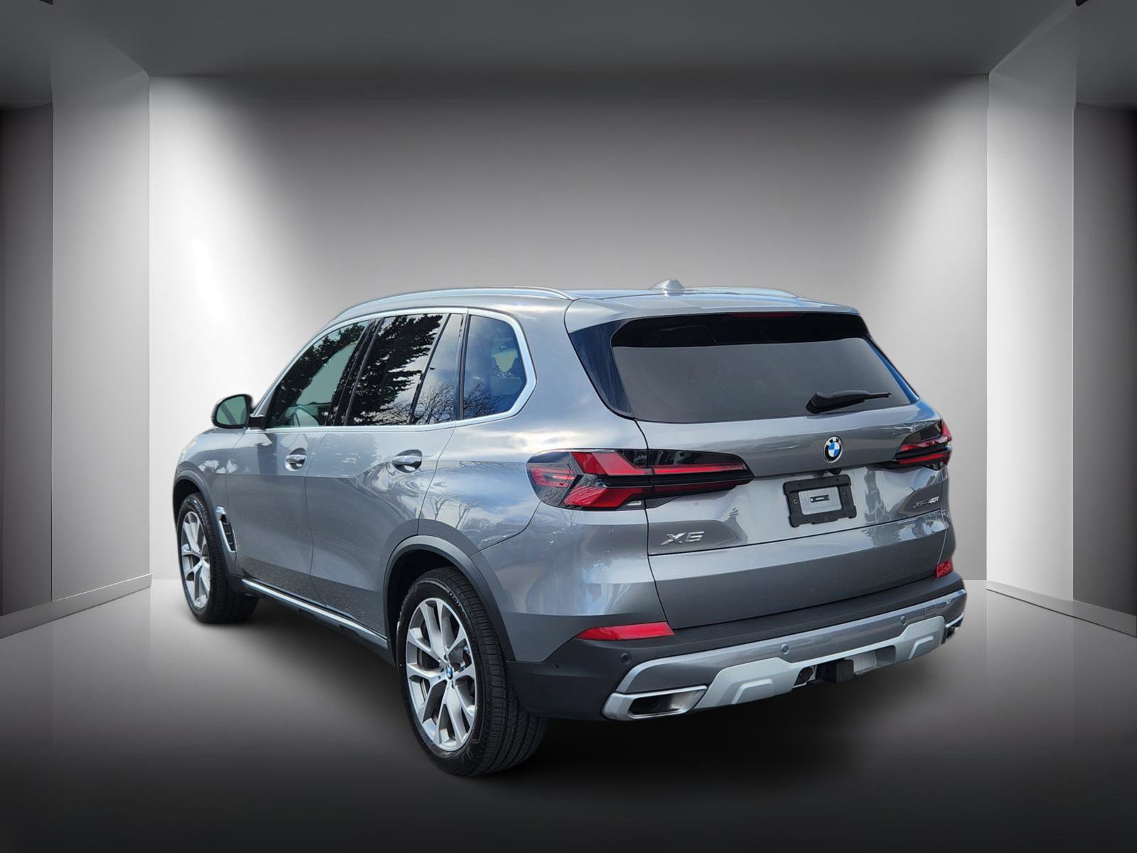 Used 2025 BMW X5 xDrive40i w/ Executive Package image 3